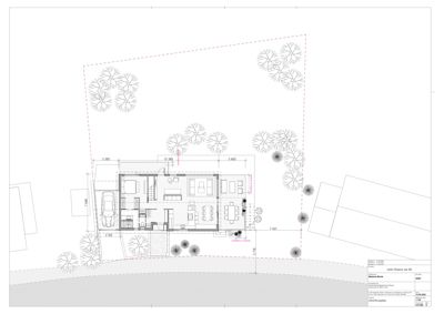 Situasjonsplan som viser bygningens plassering på tomten, med angitte mål, naboeiendommer og beplantning.