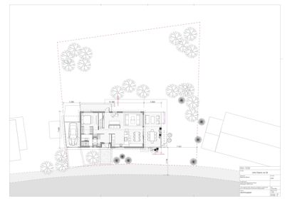 Situasjonsplan som viser bygningens plassering på tomten, med angitte mål og omgivende tre.