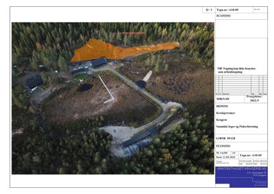 Et flyfoto (aerial photo) av et tomt eller byggefelt med skog, en vei og noen eksisterende bygninger. Det er overlagte tegninger (en oransje polygon) som markerer et utvalg for opprydding.
