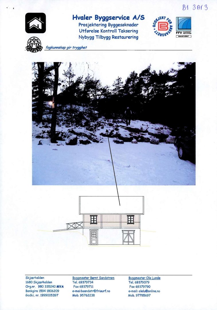 Fotografi av et snødekt terreng med trær og en person, med en pil som peker ned til en fasadetegning av en bygning.