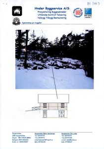 Fotografi av et snødekt terreng med trær og en person, med en pil som peker ned til en fasadetegning av en bygning.