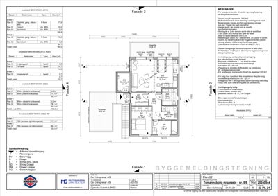 Etasjeplan for et hus med to etasjer, som viser romfordeling, dører, vinduer og mål.