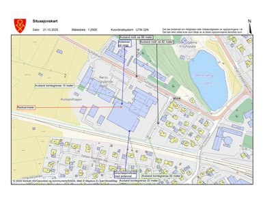 Situasjonskart som viser bygningers plassering, avstander til vei og tomt, samt nabolag.