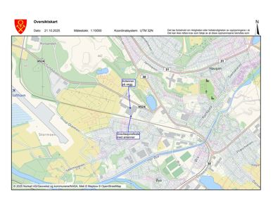 Oversiktskart over et område med viktige infrastrukturpunkter markert, inkludert antenner og gravitasjonsfeste.