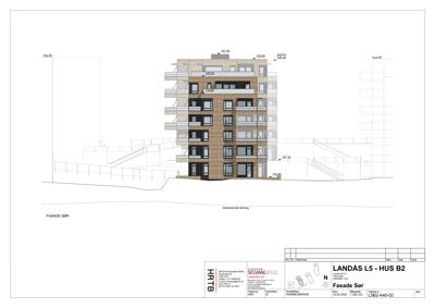 Fasadetegning som viser bygningens utseende sett fra siden, inkludert høyder og detaljer.