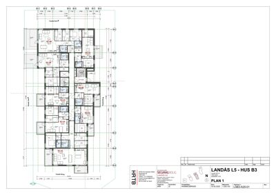 Etasjeplan (PLAN 1) som viser romfordeling, stueplan og mål for en boligblokk.