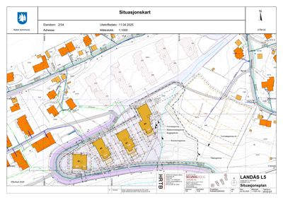 Situasjonsplan som viser eiendomsgrenser, bebyggelse og tomtetillatelse for et byggeprosjekt.