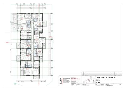 Etasjeplan (PLAN 1) som viser romfordeling, veggposisjon og mål for en boligblokk.