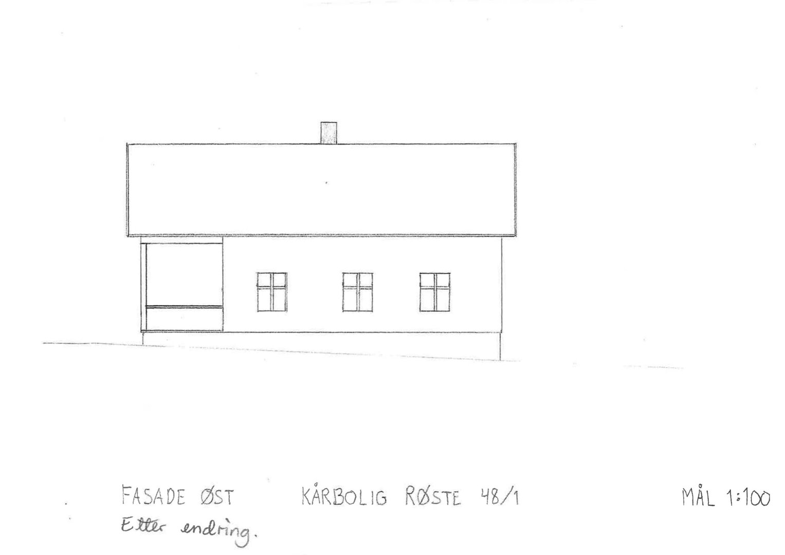 En håndtegnet fasadetegning (østfasade) av en bygning med oppriss, vinduer og røykstøpe. Tegningen har håndskrevne notater om adresse, mål og at det er en endring.