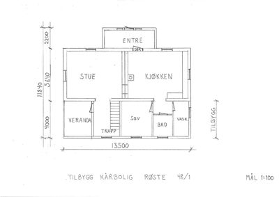 Etasjeplan (plantegning) som viser romfordeling, dører, trapp og mål for en tilbygg.