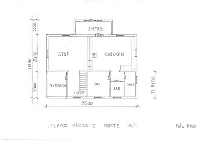 Etasjeplan (1. etasje) som viser romfordeling (stue, kjøkken, soverom, bad, vask), dører, vinduer og mål for en tilbygg.