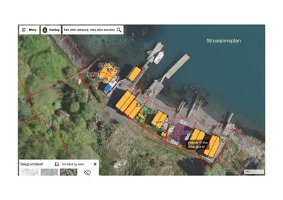 Situasjonsplan basert på flyfoto som viser eiendomsinndeling, bygninger og vannkant.