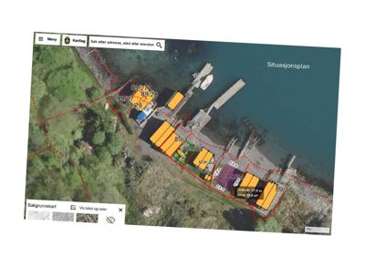 Situasjonsplan som viser tomtens beliggenhet i forhold til vann og naboeiendommer, med overlagte bygningsspor og mål.