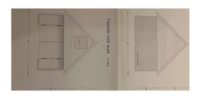 Fasadetegning av en bygning sett fra øst, med mål og detaljer.