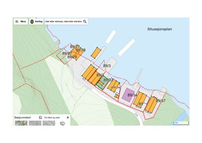 Situasjonsplan som viser tomtens beliggenhet i forhold til nabolag, vei og vann, med angitte eiendomsnummer.