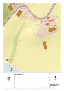 Kartutsnitt som viser topografi, eksisterende bygninger, veier og en planlagt byggeplass (rød prikket linje) i et landskap.