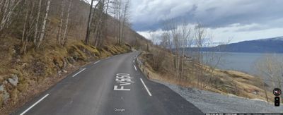 Fotografi av en vei (Fv650) som løper langs et vassdrag, tatt fra Google Street View.