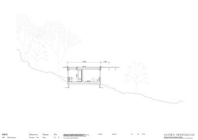 Snittegning (snitt E) som viser bygningens tverrsnitt, høyder og innredning sett fra siden.