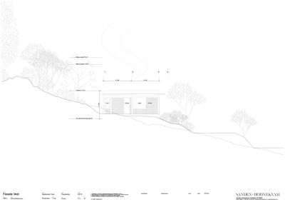 Fasadetegning (vest) av en bygning på skråning med høydemål og detaljer.