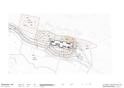 Situasjonsplan som viser tomtens form, konturer, bygningens plassering, tilknyttede veier og arealdata (DAA, BYA).