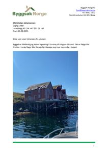 Fotografi av en rød bygning på stolper ved vannet, tatt fra utsiden.