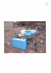 Fotografi av en hagevogn med byggematerialer (isolasjon) på en byggeplass.