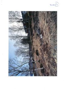 Fotografi av et eksisterende hus sett fra siden, med tilhørende hage og trær.