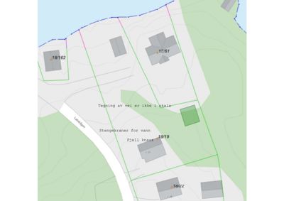 Situasjonsplan som viser tomtedeling, bygningsspor, vegnett og topografi.