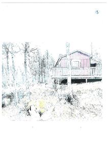 Fotografi av en hytte eller hus sett fra utsiden, med skog i bakgrunnen.