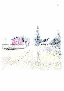 Fotografi av en rød hytte med veranda og en annen bygning i bakgrunnen.