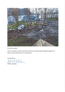 Fotografi av en byggeplass eller tomt med hytte i bakgrunnen, sammen med en tekstbeskrivelse og en signatur.