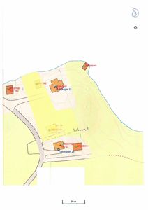 Situasjonsplan som viser tomtens form, veggrenser, eksisterende bygninger med adresse (Lakshågen) og en skala på 20 meter.