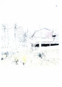 Fotografi av en hytte eller hus sett fra en viss avstand, med skog i bakgrunnen.