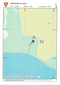 Situasjonsplan som viser tomtens grenser, nabolag, vannkropp og bygningsplassering med mål.