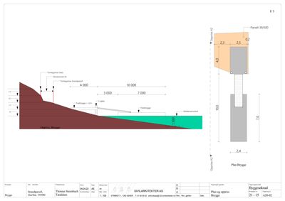 Bildet viser en tegning som viser både et oppriss (tverrsnitt av terreng og brygge) og en planutsnitt av bryggestrukturen. Dette er typisk for fasade- eller konstruksjonstegninger i byggesaker.