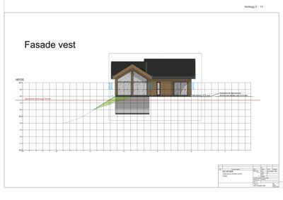 Fasadetegning for vestfasaden med oppriss, høydeangivelser og detaljer om takhelling og vindusinnramming.