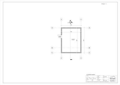 Etasjeplan (Verlegg E - 5) som viser romfordeling, dimensjoner og plassering av dører for en bygning.