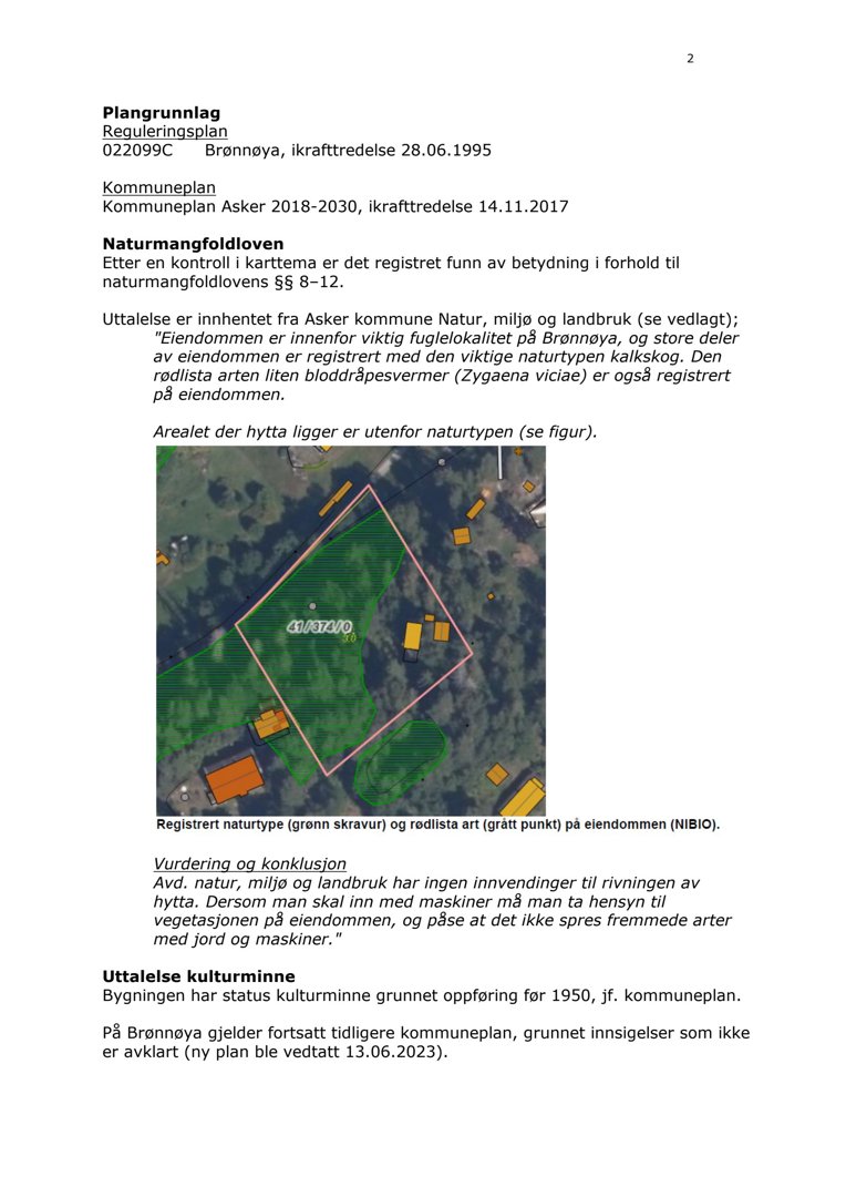 Et satellittbilde (flyfoto) av eiendommen på Brønnøya med overlagte kartdata som viser registrert naturtype (grønn skravur) og rødlistet art (grått punkt).