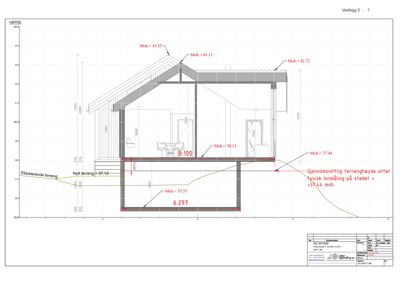 Snittegning som viser bygningens høydeprofil, terrengforhold og innvendige mål.