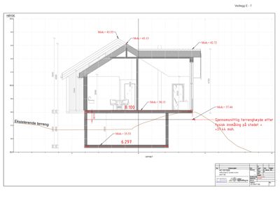 Snittegning som viser bygningens tverrsnitt, høyder (moh.), terrengforhold og konstruksjon.