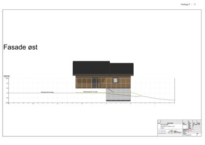 Fasadetegning (opprikk) av bygning sett fra øst, med høydeprofil og terrengforhold.