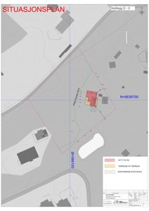 Situasjonsplan som viser tomtens grenser, eksisterende og nytt tiltak (rødt), terrengformasjon (konturlinjer) og nabolag.