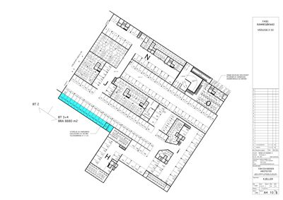Etasjeplan eller romfordeling for en bygning, med romnummer, mål og notasjoner om utvidelser.