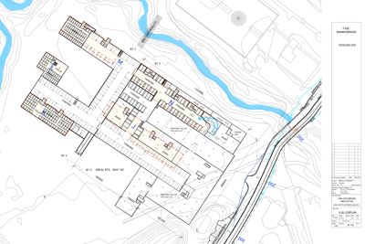Situasjonsplan som viser bygningens plassering i forhold til terrenget, vassdrag og infrastruktur.