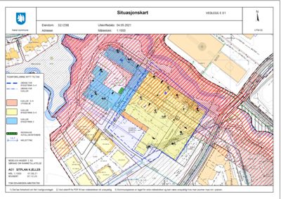 Situasjonskart som viser tomtens grenser, naboeiendommer, og planlagt byggefelt med fargekoding for ulike etasjer.