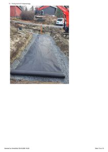 Fotografi av en byggeplass som viser et avløpsanlegg under arbeid, med en svart membran som legges ut på grus.