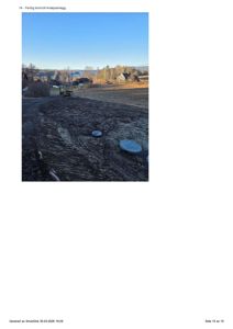 Fotografi av et utgravd område (avløpsanlegg) med en grøftmaskin i bakgrunnen.