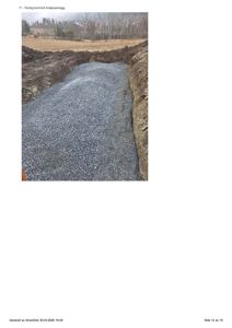 Fotografi av et ferdig kontrollert avløpsanlegg med grus i en utgravd grøft.