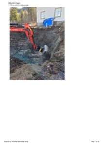 Fotografi som viser en graving av et hull foran en bygning, med en gaffeltruck i arbeid. Bildet er merket som 'VEDLEGG' og viser 'Ferdig kontroll Avløpsanlegg'.