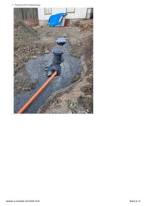 Fotografi som viser en ferdig kontrollert avløpsanlegg med rørgrener i grøft.